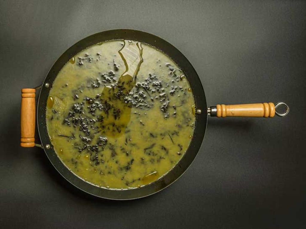 Cannabutter in einer Pfanne zubereiten. (Michael Nosek/123rf)