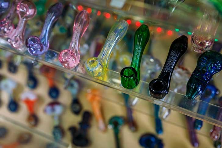 How to smoke from a cannabis pipe