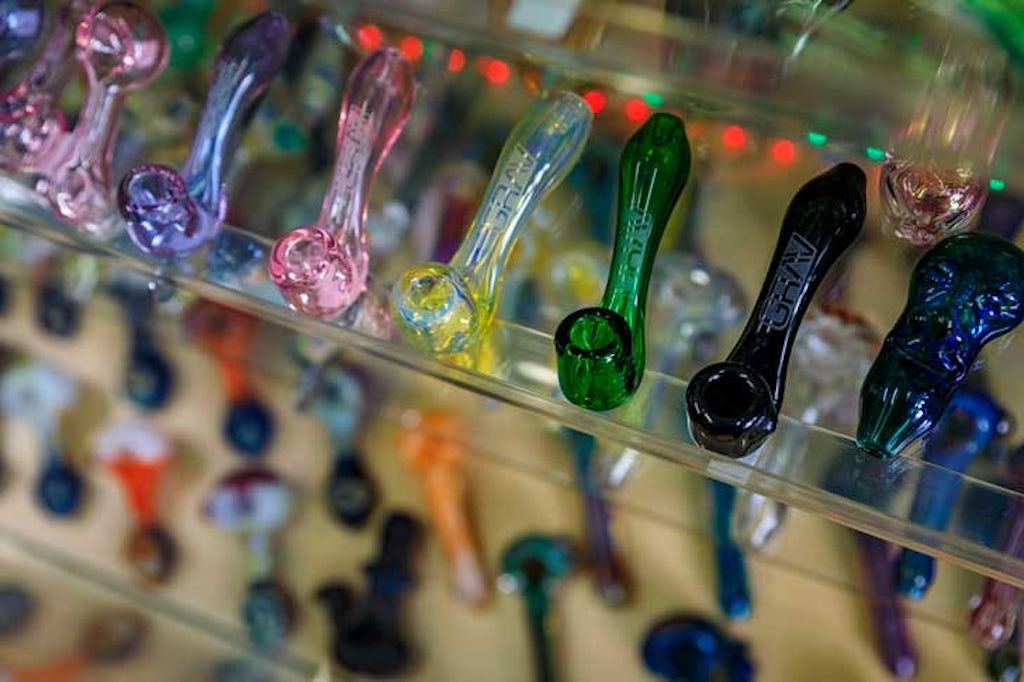 How to smoke from a cannabis pipe