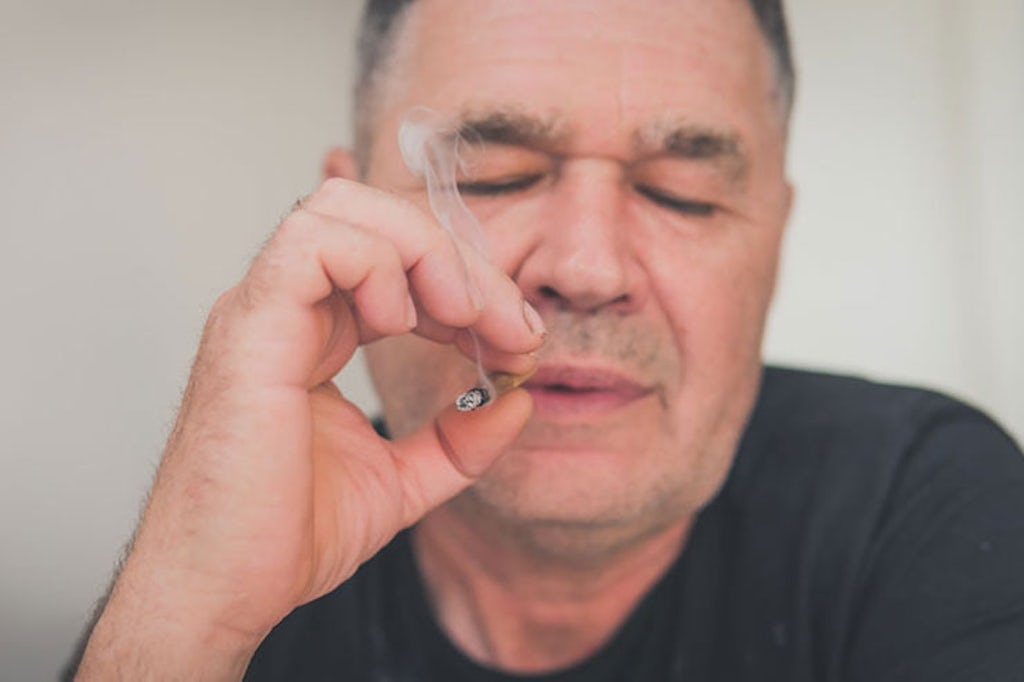 homem maduro fumando cannabis
