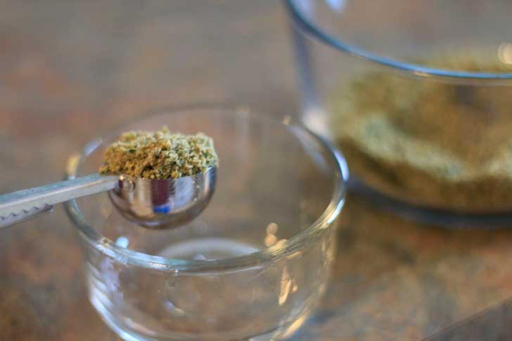 Die Menge an Cannabis, die Sie für Ihr Öl verwenden sollten, hängt von einer Reihe von Faktoren ab. (Kaleb Krötsch/123rf)