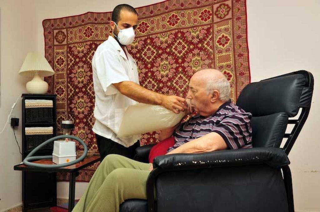 Em Israel, paciente inala cannabis.