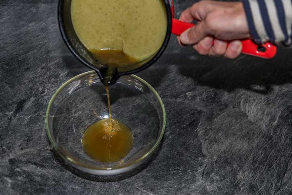 Cannabutter, die vor dem Abseihen teilweise ausgehärtet ist. (Michael Nosek/123rf)