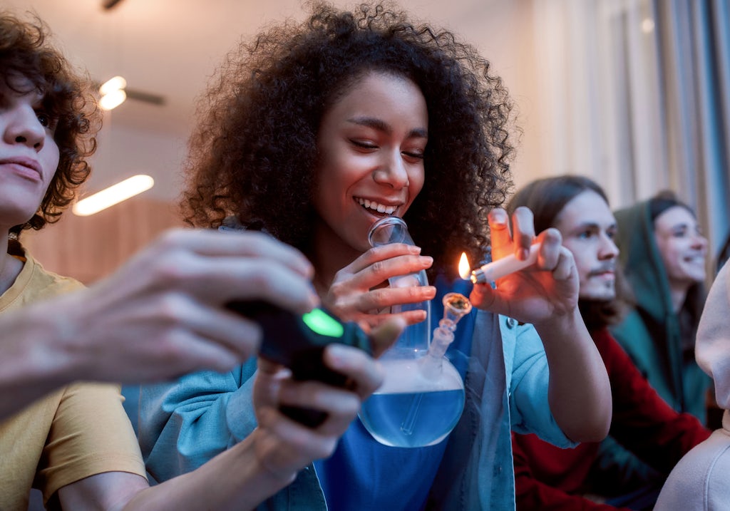 La mayoría de los bongs están hechos de vidrio y pueden sostenerse al inhalarlos