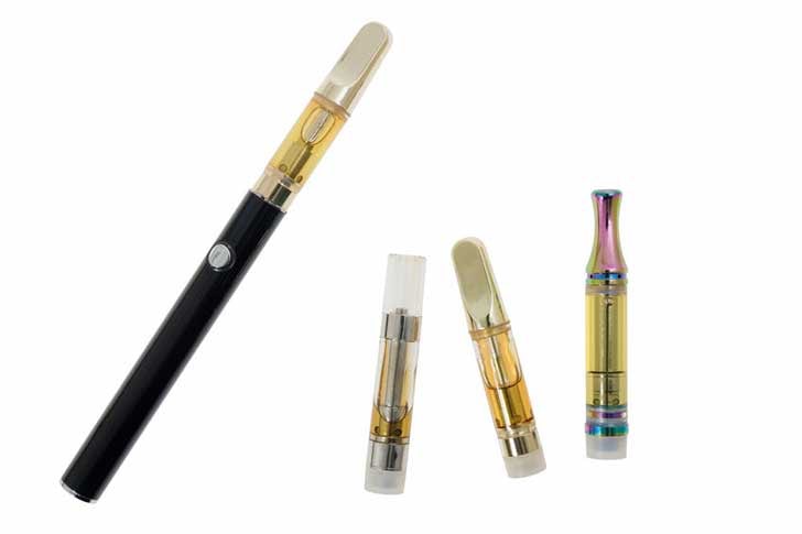 A vape pen and extra cartridges